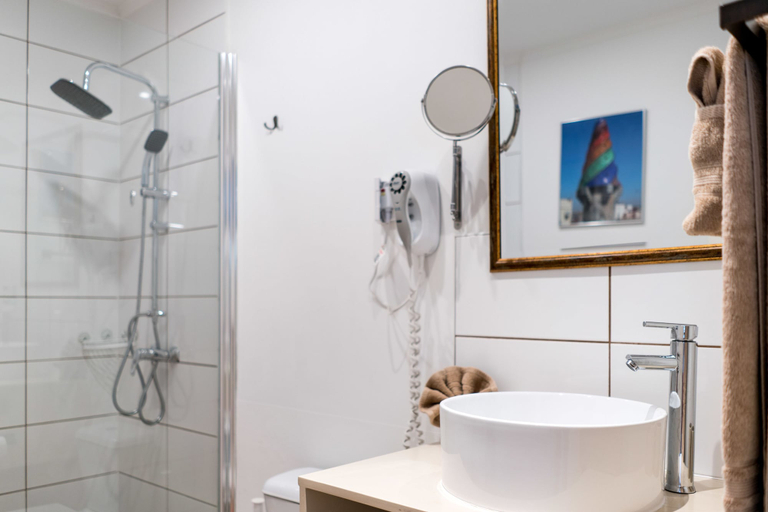 Bathroom 3, Cas Elizabeth