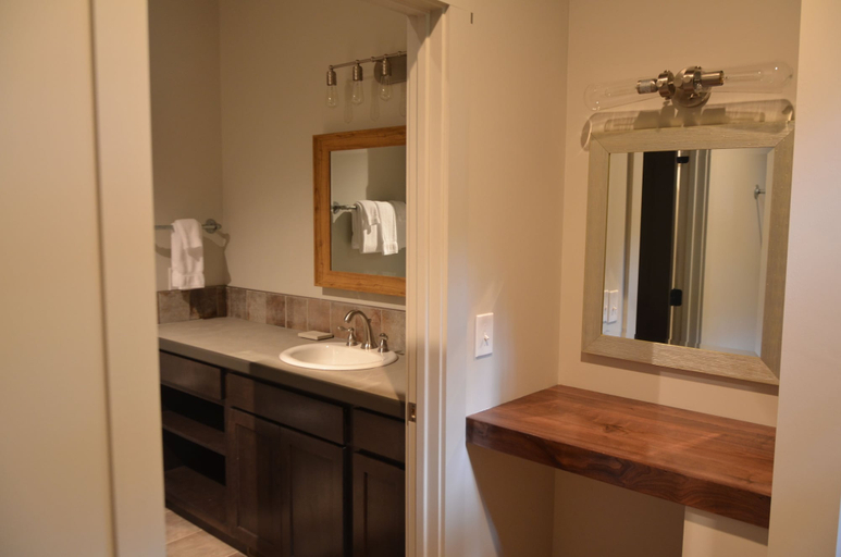 Bathroom 4, Dancing Bear Lodge, Blount