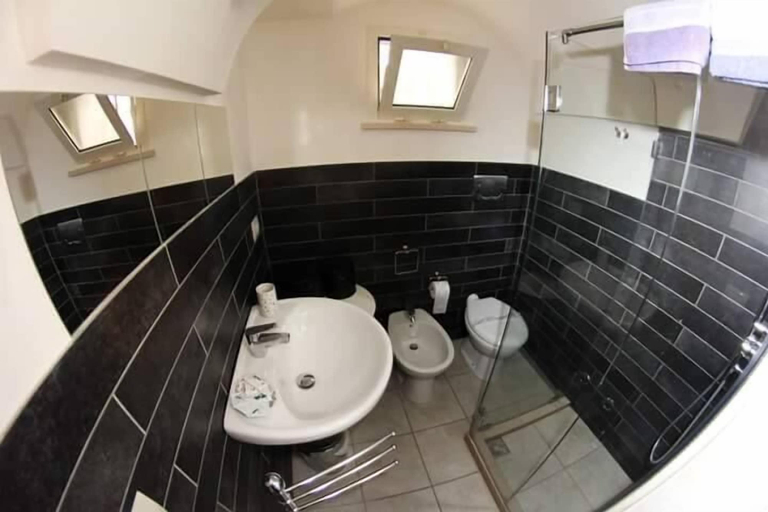 Bathroom 2, Bed and Breakfast Karen House, Bari