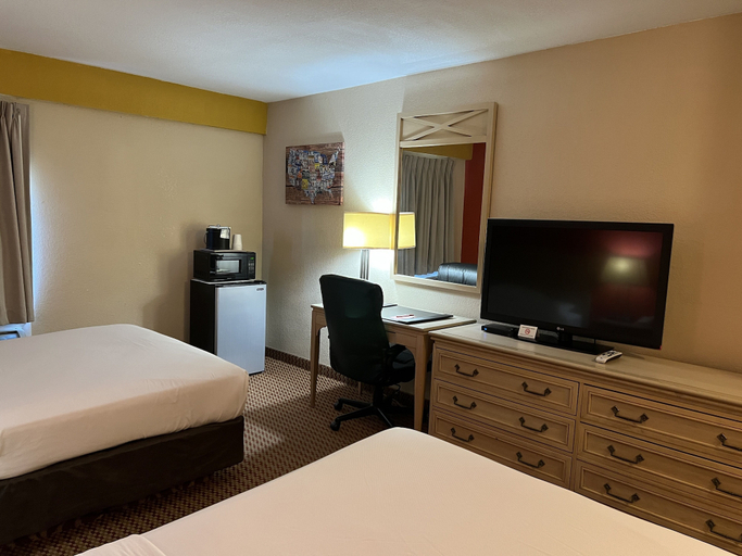 Bedroom 3, Econo Lodge Inn & Suites Walnut, Pottawattamie