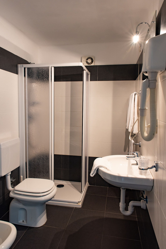 Bathroom 4, Principe, Imperia