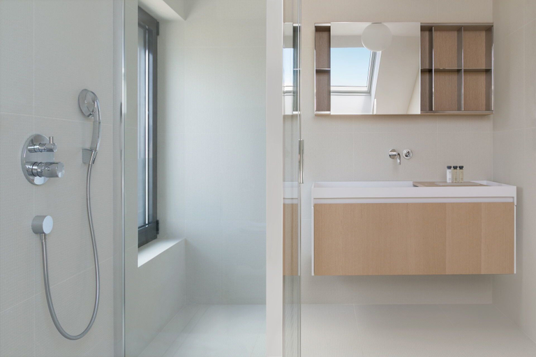 Bathroom 4, Omega Villas Complex, Sutivan