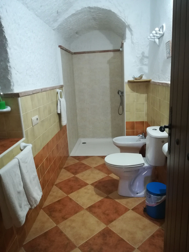 Bathroom 3, Cuevas la Chumbera, Granada