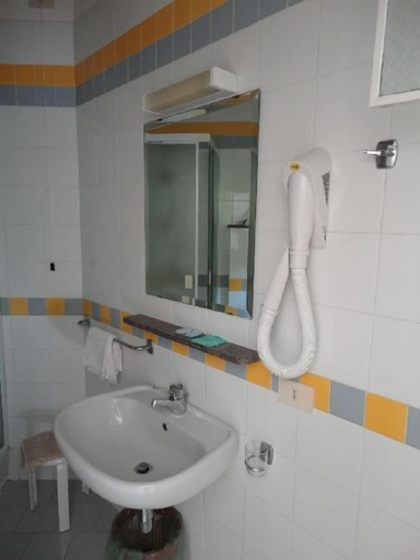 Bathroom 4, Hotel Candia, Napoli