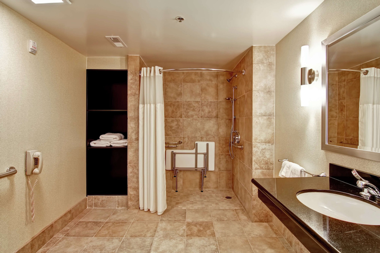 Bedroom 5, DoubleTree by Hilton Hotel Pleasanton at the Club, Alameda
