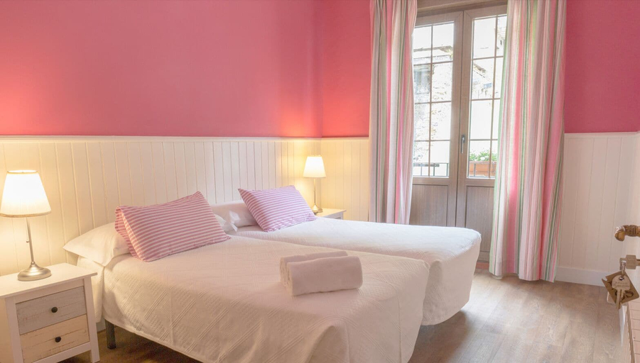Bedroom 4, Pensión Amaiur, Guipúzcoa