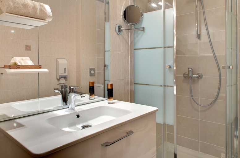 Bathroom 4, Logis Hôtel du Midi, Loire