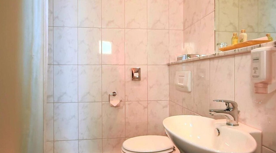 Bathroom 5, Hotel Royal Elmshorn, Pinneberg