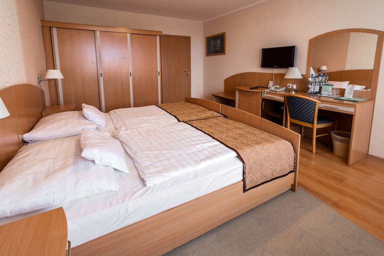 Bedroom 4, Hotel Barátság Hajdúszoboszló Superior, Hajdúszoboszló