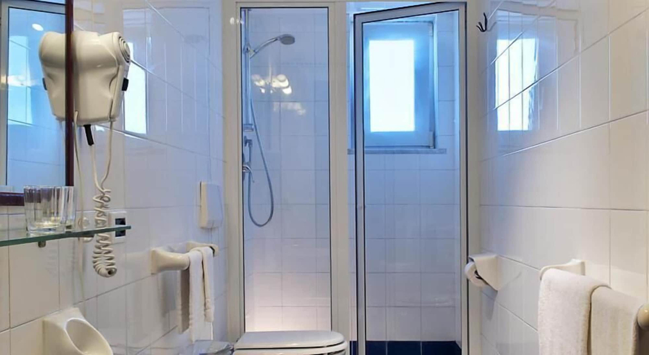Bathroom 5, Hotel Parco Aurora, Napoli