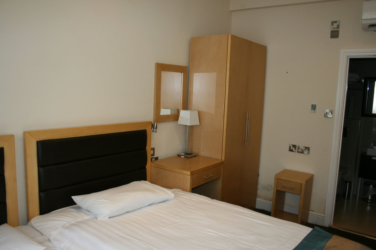 Bedroom 3, Cromwell International Hotel, London