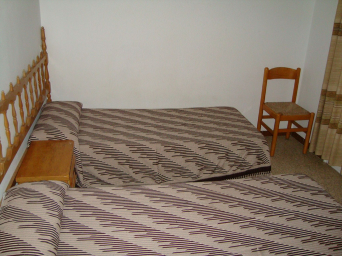 Bedroom 2, Payet Apartments 6-8 Personas, Girona