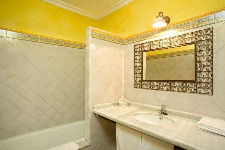 Bathroom 5, 100 Percent Fun, Cádiz