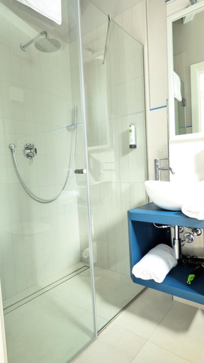 Bathroom 5, Hotel Trevi, Rimini