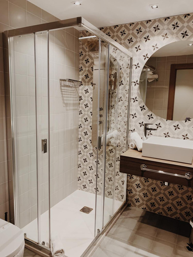 Bathroom 5, La Fuentona De Santillana, Cantabria