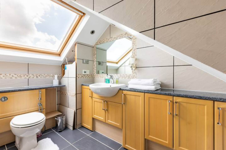 Bathroom 4, Deluxe White Villa, London