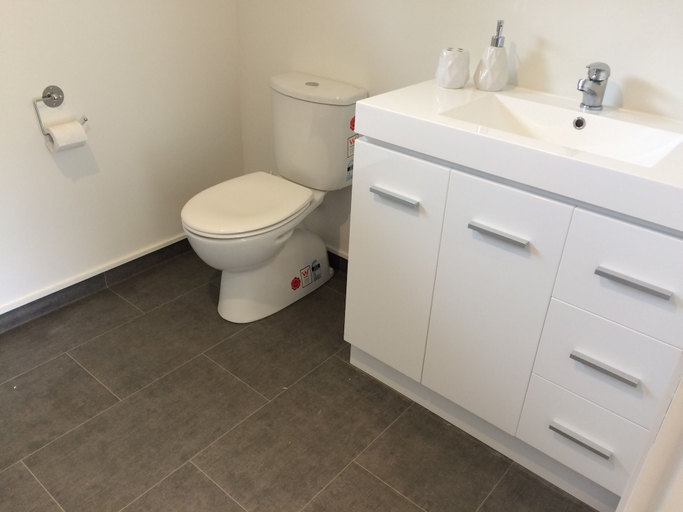 Bathroom 4, Ocean Cliff Court, Thames-Coromandel