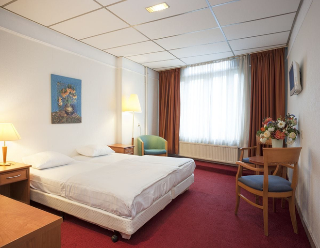 Bedroom 1, Delta Hotel City Center, Amsterdam