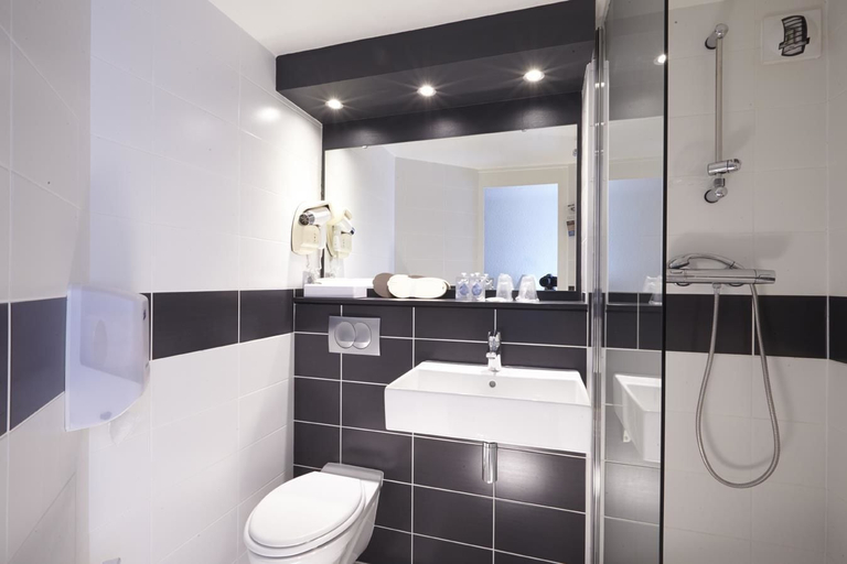 Bathroom 4, Kyriad Laval, Mayenne