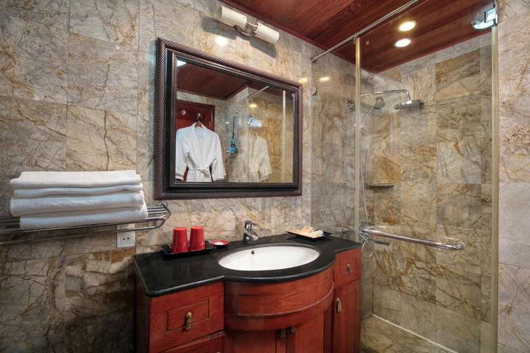 Bathroom 2, Garden Bay Legend Cruise, Hạ Long