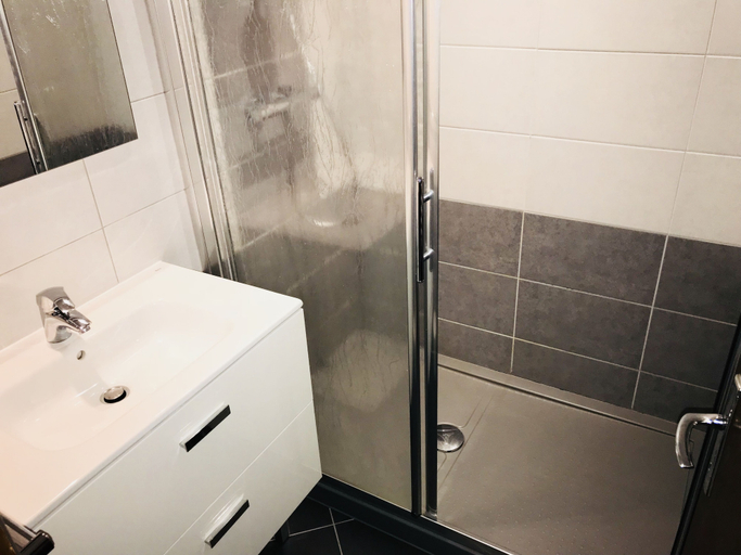 Bathroom 3, Gite La Balaguère T2, Hautes-Pyrénées