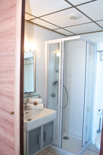 Bathroom 4, Roc e Mare, Corse-du-Sud