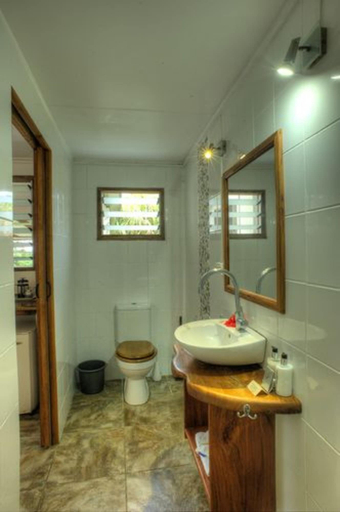 Bathroom 3, Deco Stop Lodge, Luganville