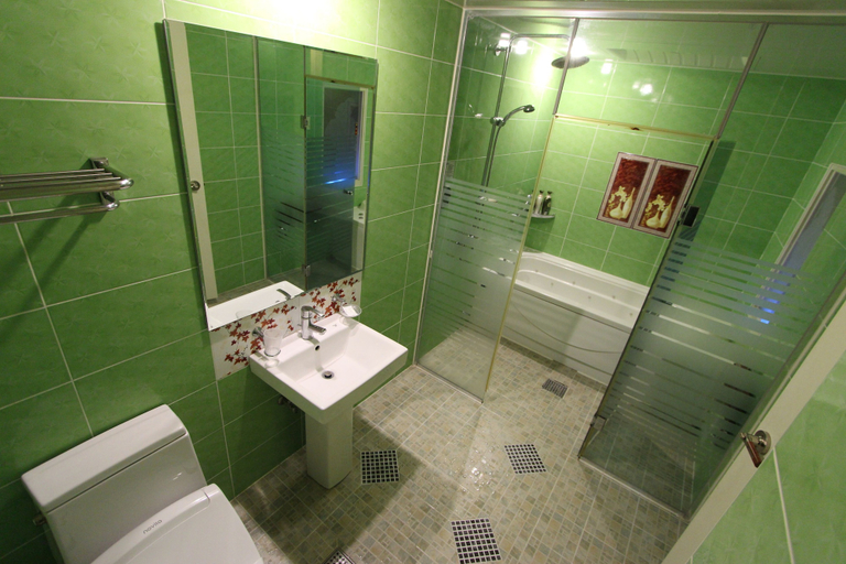 Bathroom 3, Hera Hotel, Buk