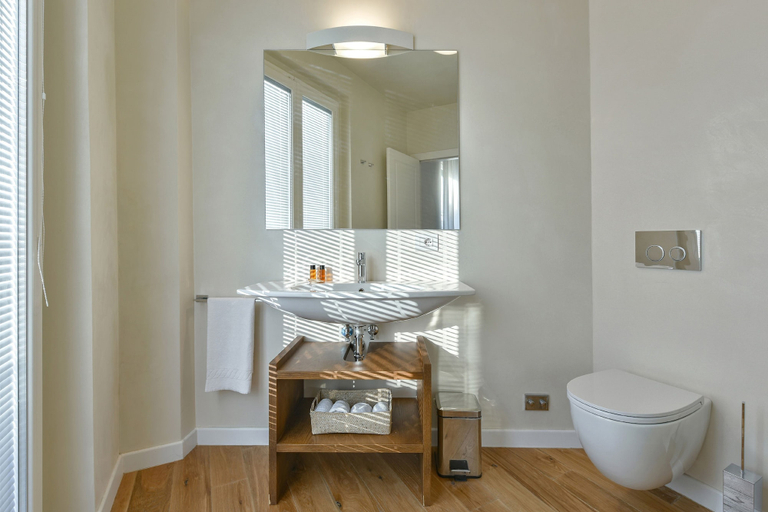 Bathroom 2, Ponte Vecchio Guelfo, Florence