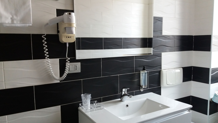 Bathroom 4, Hotel San Marco, Chieti