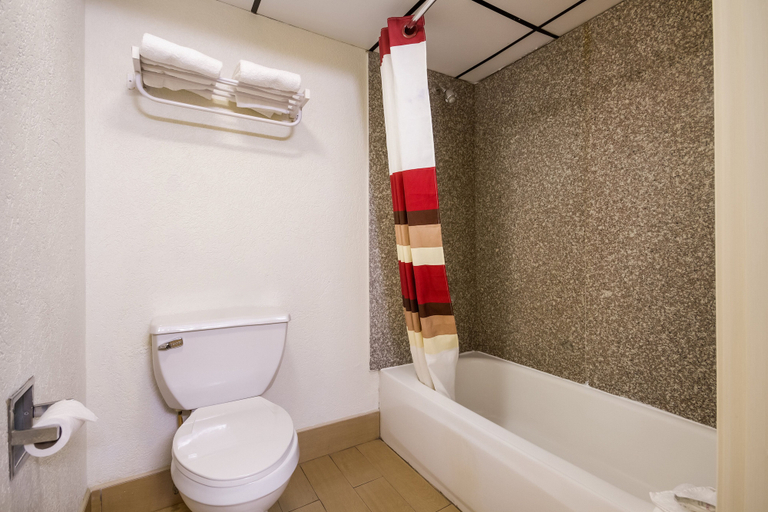 Bathroom 5, Red Roof Inn Crestview, Okaloosa