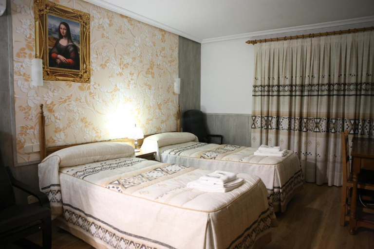 Bedroom 2, Hotel Plaza, Segovia