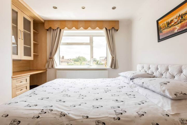 Bedroom 3, Deluxe White Villa, London