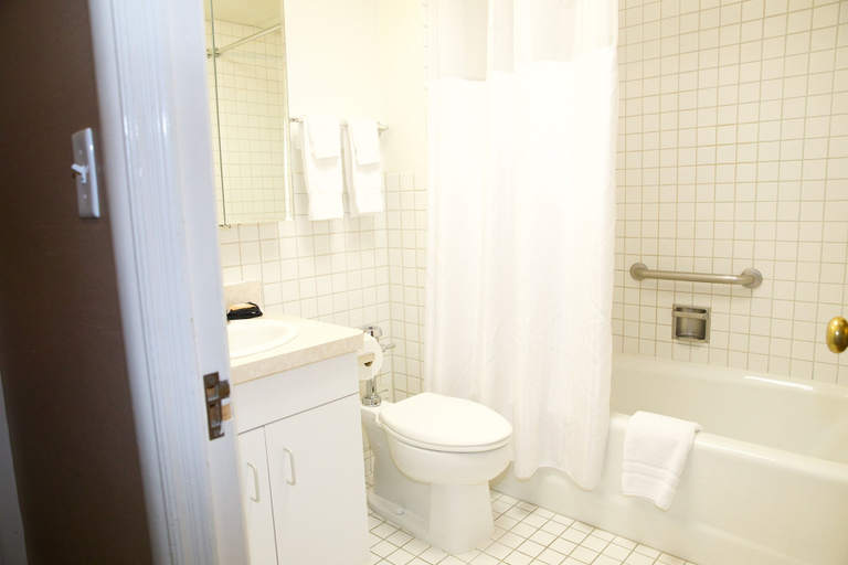 Bathroom 4, Spokane Club, Spokane