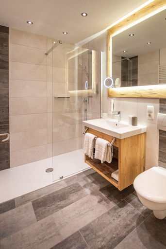 Bathroom 4, Viktoria Lodges, Reutte
