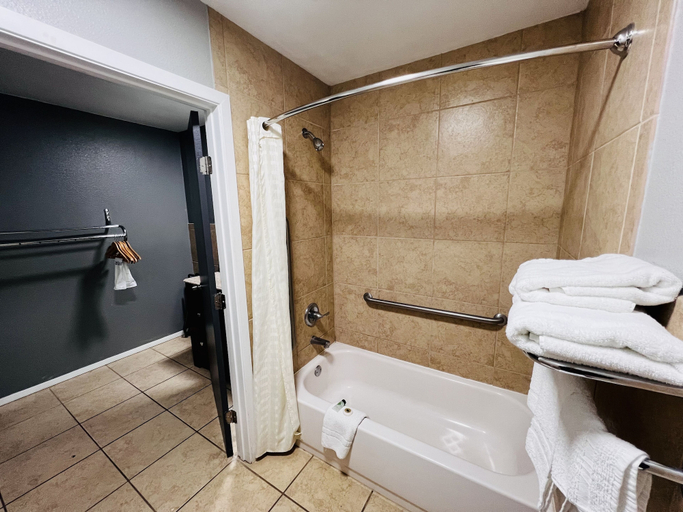 Bathroom 4, Hotel Vernon, Wilbarger