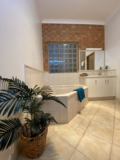Bathroom 3, Coastal Waters Motor Inn, E. Gippsland - Bairnsdale