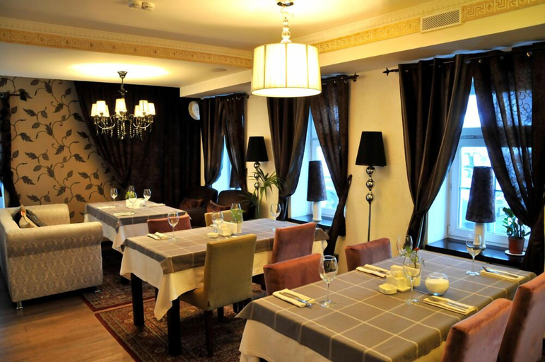 Others 5, Hotel Langust, Central