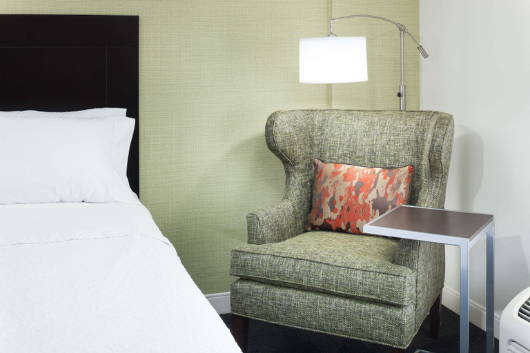 Bedroom 3, Hampton Inn & Suites Gainesville-Downtown , Alachua