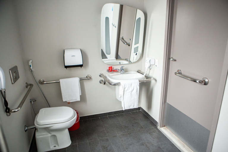Bathroom 4, Ibis Osasco, Osasco