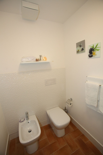 Bathroom 5, B&B Teatro, Palermo