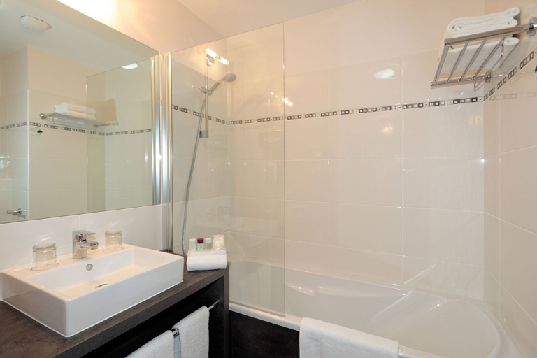 Bathroom 4, Appart'City Confort Grenoble Inovallée, Isère