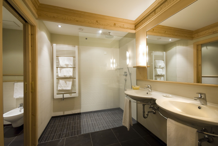 Bathroom 5, Alpin & Vital Hotel La Perla, Bolzano