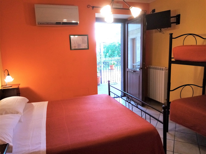 Bedroom 3, Albergo Pace, Napoli