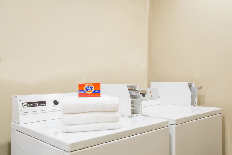 Bedroom 3, Days Inn & Suites by Wyndham Thibodaux, Lafourche