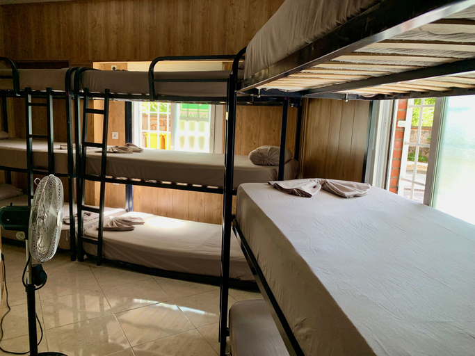 Bedroom 3, La Perla de Lujo - Hostel, Madrid