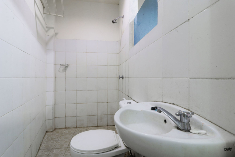 Bathroom 4, Anno Guesthouse, Makassar