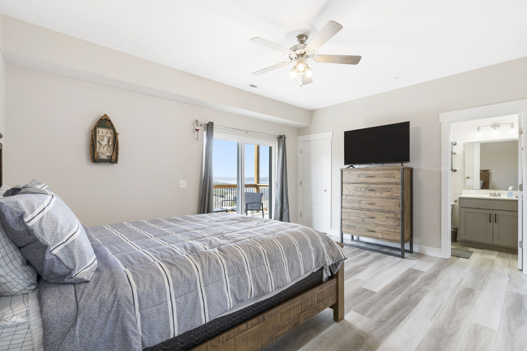 Bedroom 3, The One With the View, Taney