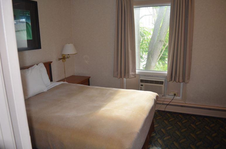 Bedroom 4, Travelodge by Wyndham Niagara Falls at the Falls, Niagara