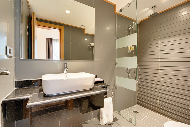 Bathroom 5, Spectrums Tahlia Jeddah, Jeddah